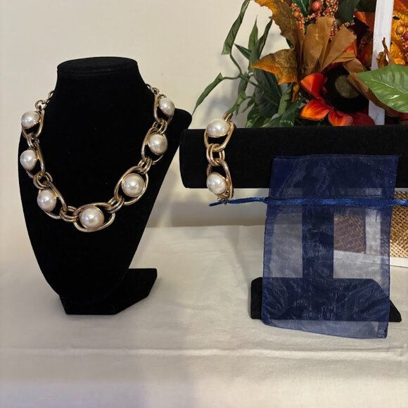 Beautiful Graziano Pearl Necklace (20") and Bracelet set in Gold Tone with pouch - Picture 2 of 16